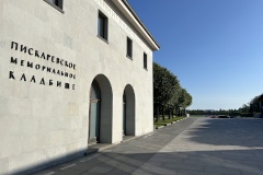 Проводится реставрация части ограды Пискарёвского кладбища