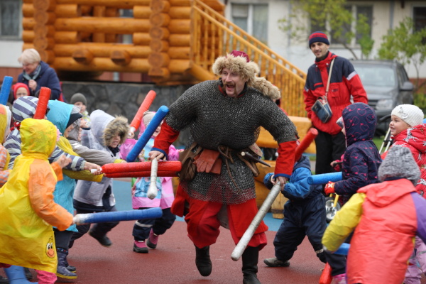 Жители Ломоносова отметили играми и танцами обновление двора