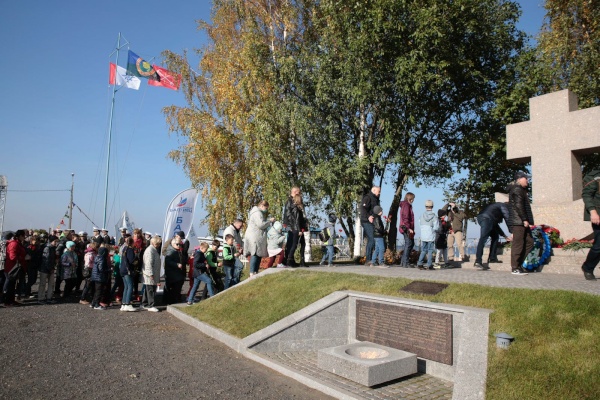 У памятника «Холм Славы» состоялось военно-патриотическое мероприятие, посвященное 80-летию высадки Морского Десанта на южное побережье Финского залива в годы Великой Отечественной войны 1941-1945 гг.
