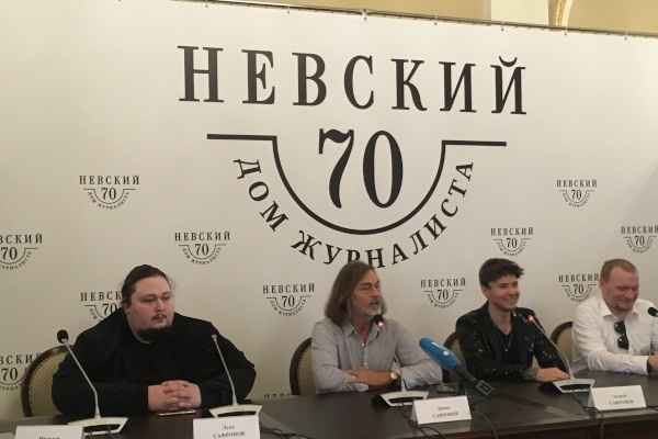 Брифинг Никаса Сафронова, приуроченный к открытию персональной выставки «Высокая и тайная любовь. Живопись. Оптимизм» 