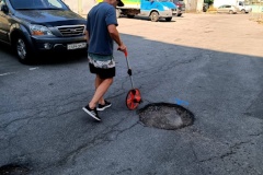 Латаем ямы: в муниципальном образовании Полюстрово продолжается ямочный ремонт асфальтового покрытия