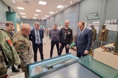Участник спецоперации из Петербурга передал для выставочной экспозиции трофейное вооружение противника для экспозиции в Красногвардейском районе