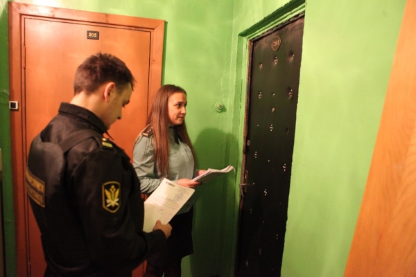 В Невском районе судебный пристав-исполнитель вручил должникам Постановления о возбуждении исполнительного производства