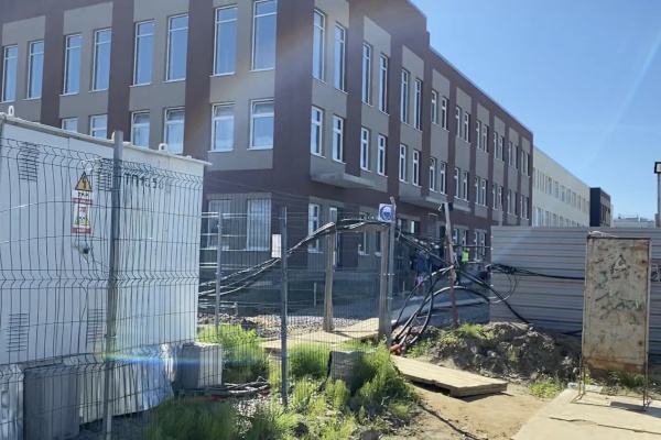 Более 300 рабочих строят школу в Пушкине на Промышленной улице