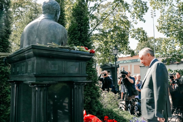 Александр Беглов почтил память Анатолия Собчака