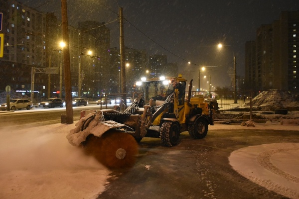 Жилищно-коммунальные службы Кировского района зачищают территорию от снега и наледи