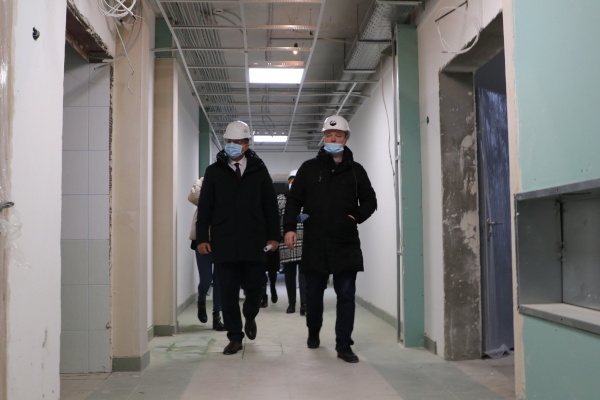 Глава района проверил строительную площадку детского сада на 200 мест на Красносельском шоссе в Пушкине