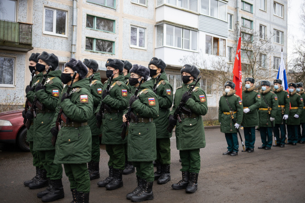 Парад под окнами юбиляра-ветерана