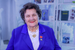Александр Беглов поздравил с 95-летием Героя Труда, труженика тыла Татьяну Захарову и вручил ей почётный знак «За заслуги перед Санкт‑Петербургом»