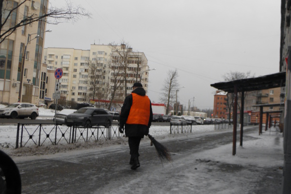 Невский район продолжает уборку снега