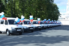 Многодетным семьям вручили микроавтобусы