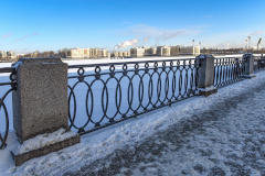 «Мостотрест» восстановил перильные ограждения набережных, пострадавшие в серии ДТП