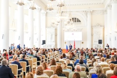 Губернатор Александр Беглов вручил награды сотрудникам социальных учреждений Кировского района