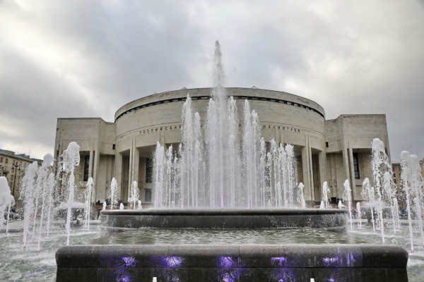 Площадь у Российской национальной библиотеки открыта после реконструкции