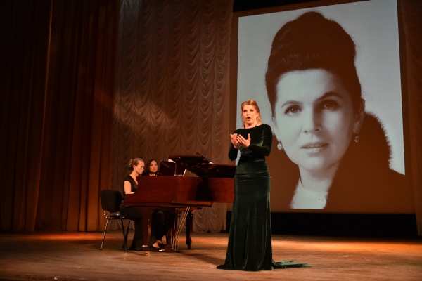 В Кронштадтском Дворце молодежи прошел концерт солистов Центра оперного пения Галины Вишневской, посвященный 90-летию Галины Вишневской