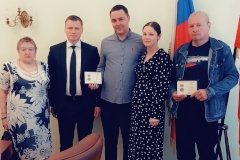 Двум жителям Петродворцового района вручили памятные знаки "За участие в специальной военной операции от благодарного Санкт‑Петербурга"