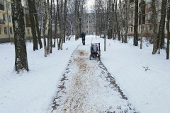 Коммунальные службы убирают район от снега и наледи