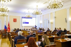 Председатель Жилищного комитета Денис Удод доложил об итогах отопительного сезона 2025-2026 и подготовке к зиме 2026-2027