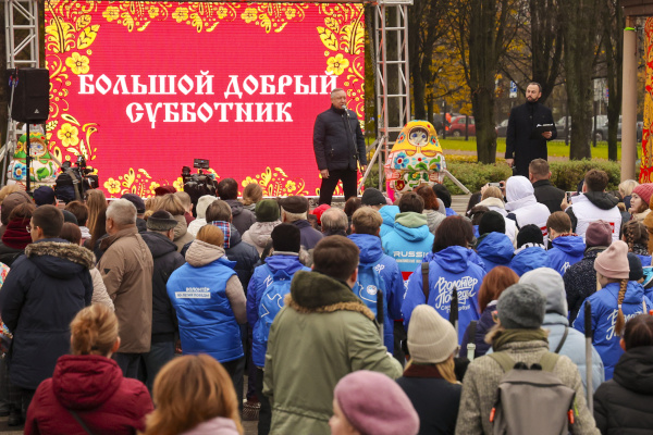 Александр Беглов дал старт Доброму субботнику в Парке 300-летия Санкт‑Петербурга