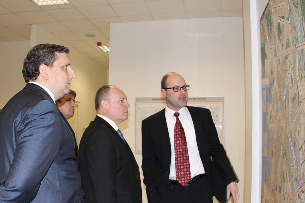 Вице-губернатор Санкт‑Петербурга Игорь Голиков и председатель Комитета по промышленной политике и инновациям Санкт‑Петербурга Максим Мейксин посетили автомобильный завод Nissan