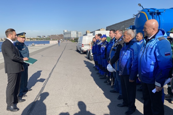 На Неве состоялись учения по ликвидации нефтеразлива