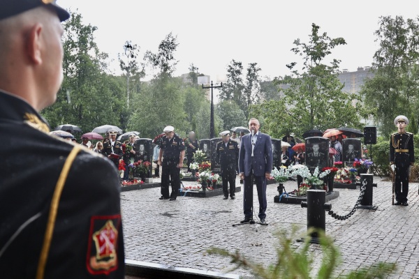 Александр Беглов возложил цветы к мемориалу офицерам-подводникам, погибшим в Баренцевом море 1 июля 2019 года