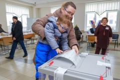 Приходить на выборы Президента всей семьей, нескольким поколениями – добрая традиция избирателей Выборгского района
