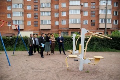 Администрация Петродворцового района решает вопрос по ограничению выезда грузового транспорта на тротуар на улице Братьев Горкушенко 5