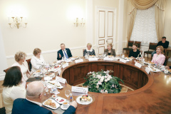 Александр Беглов и руководители образовательных организаций подвели итоги «Петербургских каникул» детей из Мариуполя