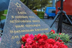 В преддверии Дня Победы у всех знаковых памятных мест Кировского района прошли церемонии возложения цветов