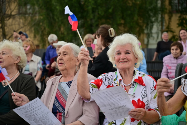 Танцевальные веранды ко Дню семьи, любви и верности прошли на набережной Карповки