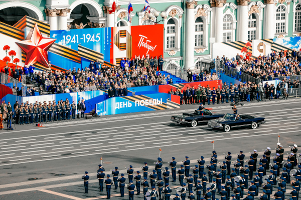Военный парад на Дворцовой площади