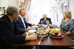 Александр Беглов и Александр Бельский поздравили Почётного гражданина Санкт‑Петербурга, ветерана Великой Отечественной войны Зиновия Меркина со 101-летием
