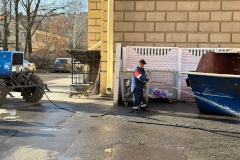 В Кировском районе проводятся работы по очистке территорий района после зимнего сезона