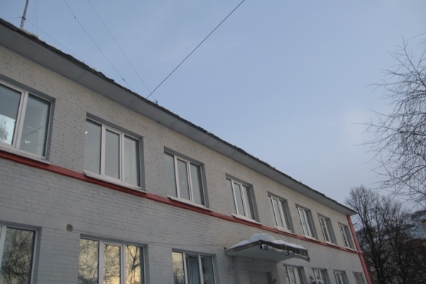 В Кировском районе продолжаются работы по очистке кровель от снега и наледи