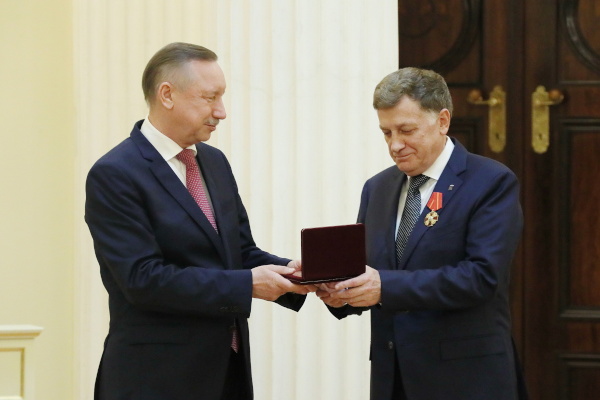 Вручение Вячеславу Макарову ордена Александра Невского