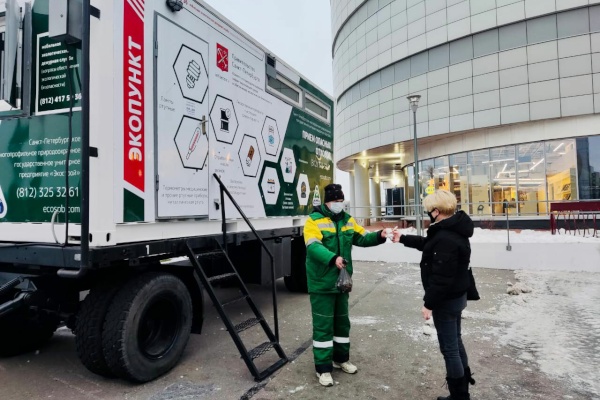 Более 17 тонн опасных отходов поступило в экопункты от петербуржцев