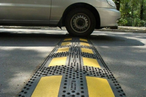 В Петербурге за три месяца выполнены планы по установке  искусственных неровностей и светофоров Т.7