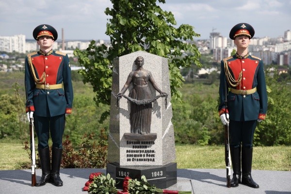 На Мамаевом кургане установили памятный знак ленинградцам, погибшим при обороне Сталинграда