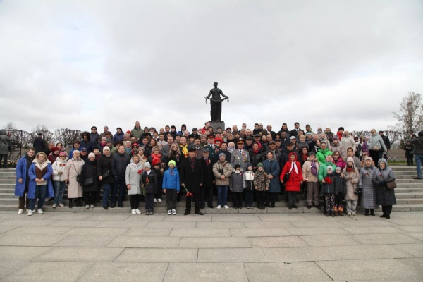 На Пискаревском мемориальном кладбище почтили память погибших в годы войны