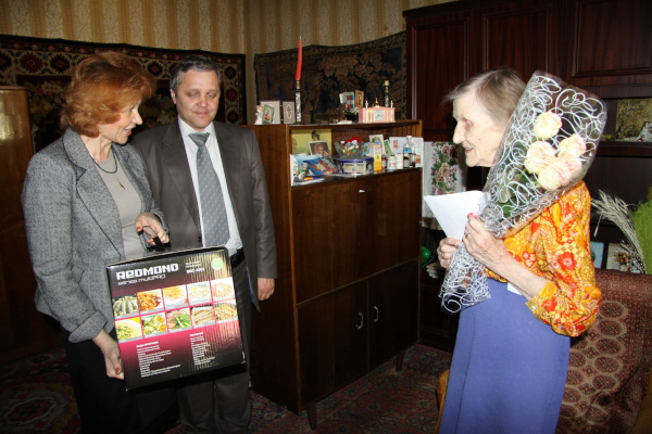 Труженицу тыла поздравили с 90-летием