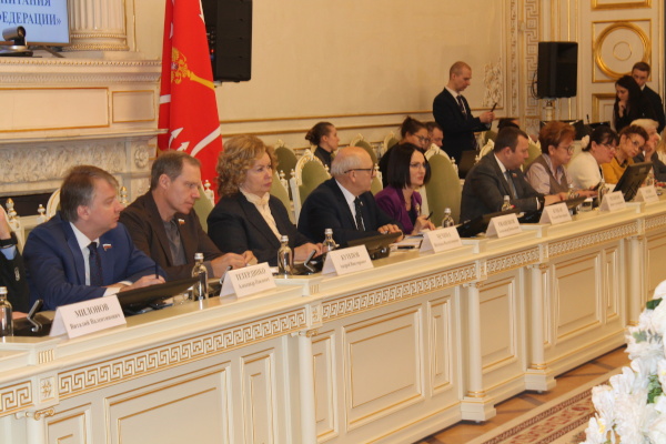 В Мариинском дворце обсудили создание единого федерального закона о социальном питании