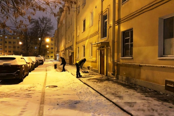 Более 400 дворников и почти 90 единиц уборочной техники борются со снегопадом в Кировском районе