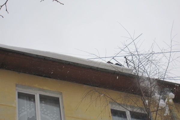 В праздничные дни в Кировском районе продолжались работы по очистке кровель многоквартирных домов