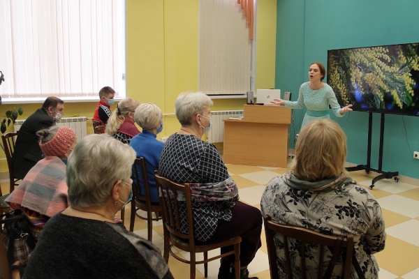 В детской библиотеке № 8 «Синяя птица» прошел концерт «Только раз бывает в жизни встреча»