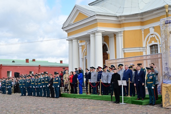 В Петропавловской крепости вручили дипломы будущим спасателям