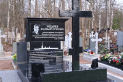 Александр Беглов почтил память Почётного гражданина Санкт‑Петербурга Владимира Ходырева, на могиле которого сегодня открыли памятник