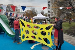 В Сестрорецке на улице Воскова открылась детская площадка с необычными «перевернутыми домиками»