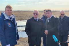 Вице-губернатор Владимир Кириллов проинспектировал работы по ликвидации нефтеразлива на акватории и берегу реки Кузьминки