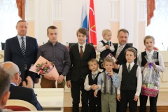 Семья из Кировского района удостоена почётного звания «За заслуги в воспитании детей»